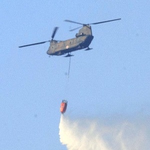 山火事の消化を行うヘリコプター