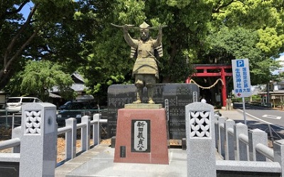 生品神社（群馬県太田市）の新田義貞の銅像