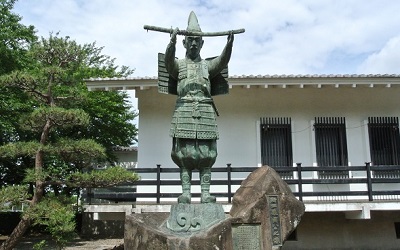 太田市歴史公園の新田義貞の銅像