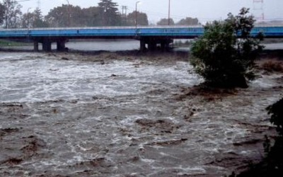 ゲリラ豪雨により氾濫寸前の川