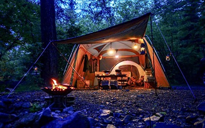森の中のキャンプ場に造営されたテント