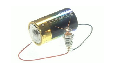 電池に接続されて点灯する豆電球
